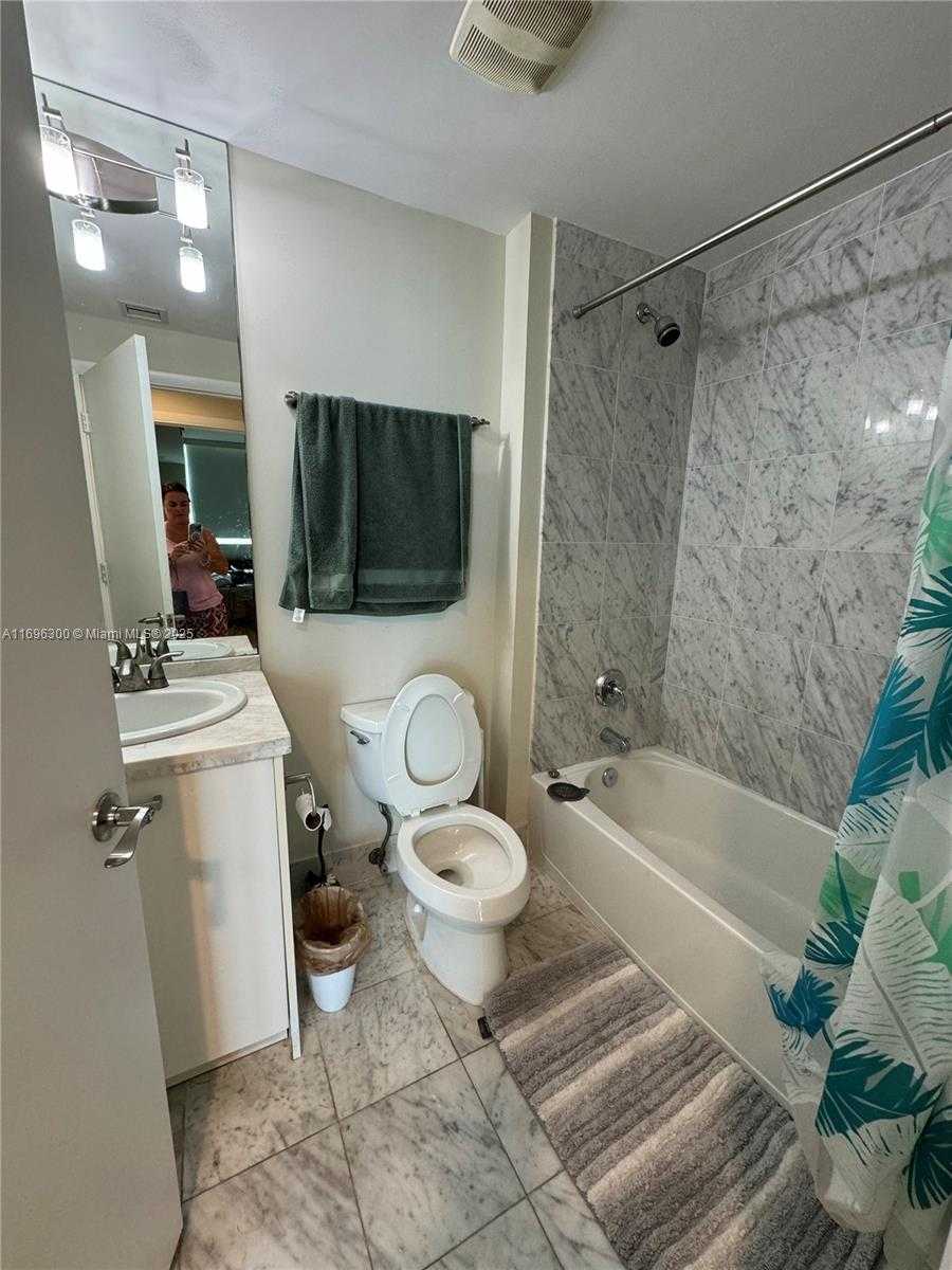 Small Image of 253 NE 2nd St, Miami, FL 33132, USA Number 14