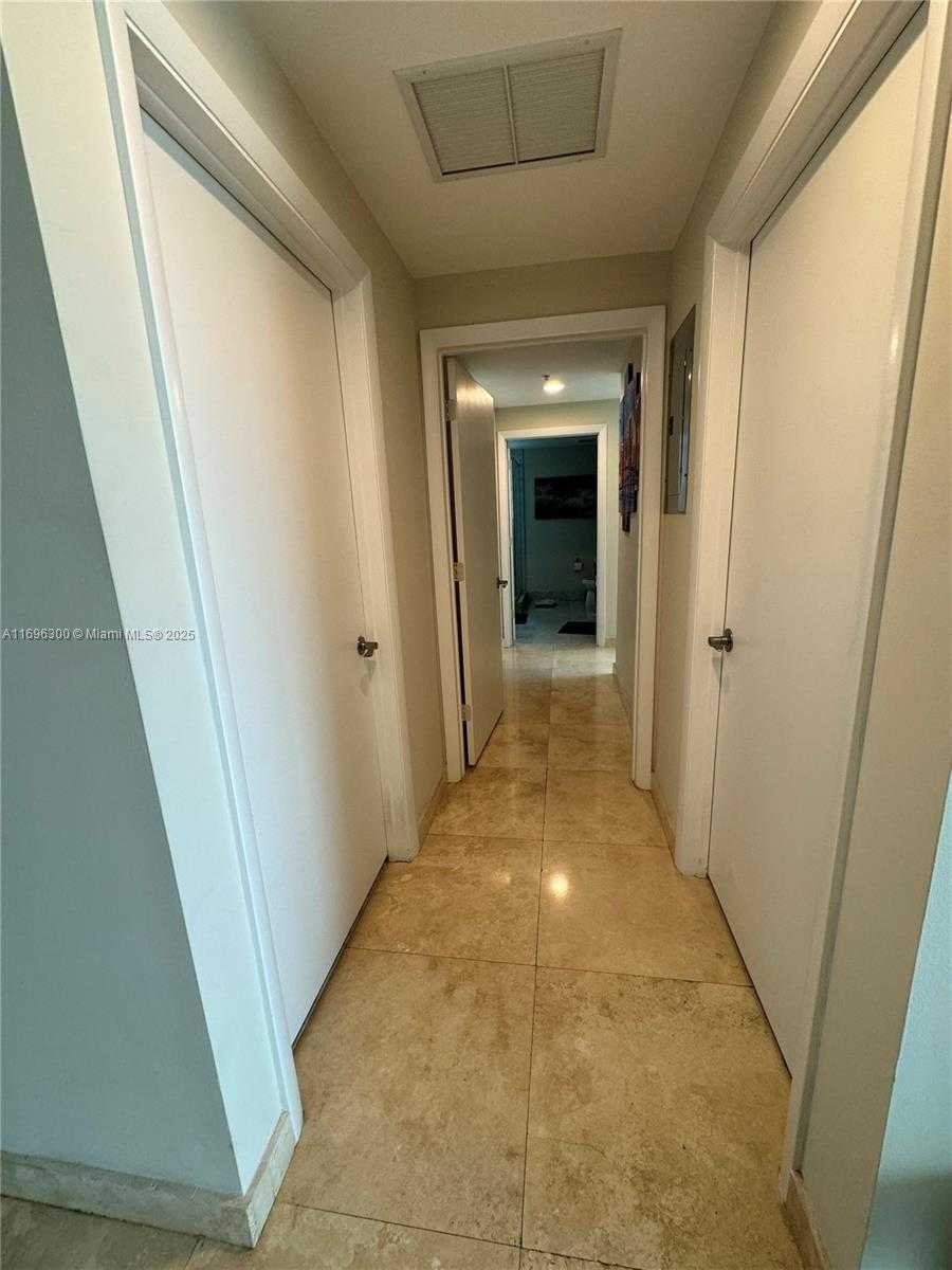 Small Image of 253 NE 2nd St, Miami, FL 33132, USA Number 9