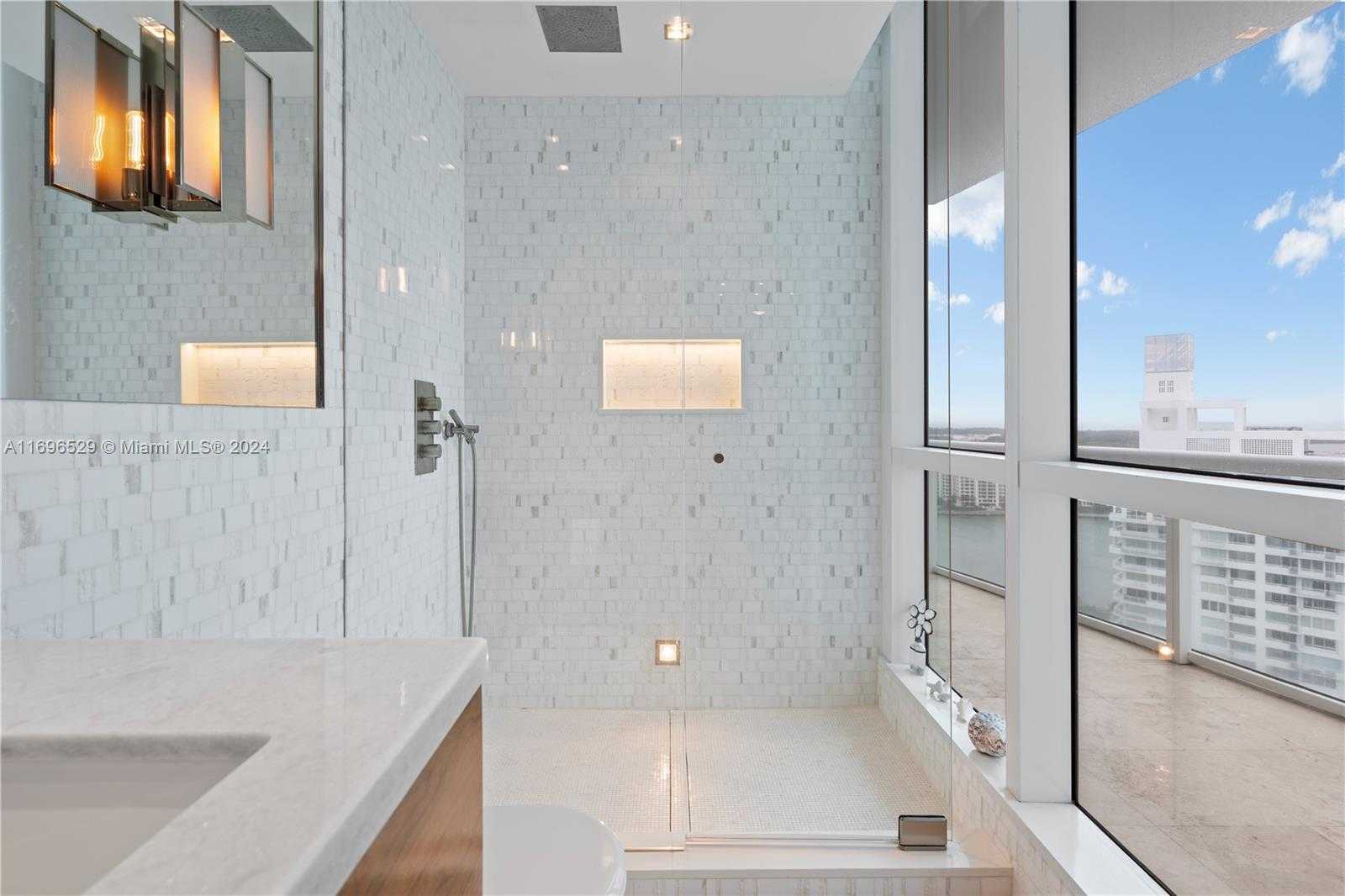 Small Image of 50 SOUTH POINTE DR #2703, Miami Beach Number 12
