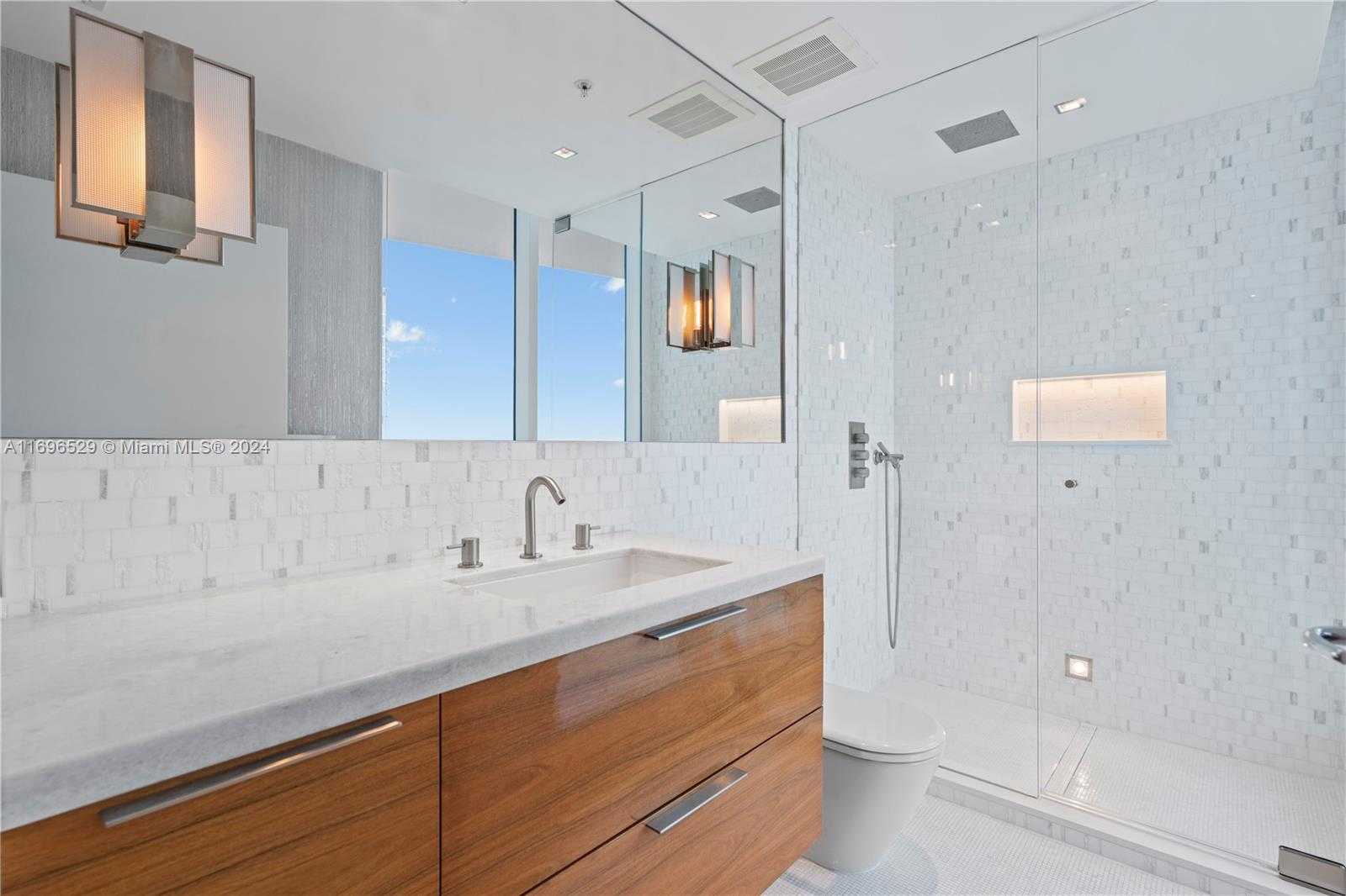 Small Image of 50 SOUTH POINTE DR #2703, Miami Beach Number 13