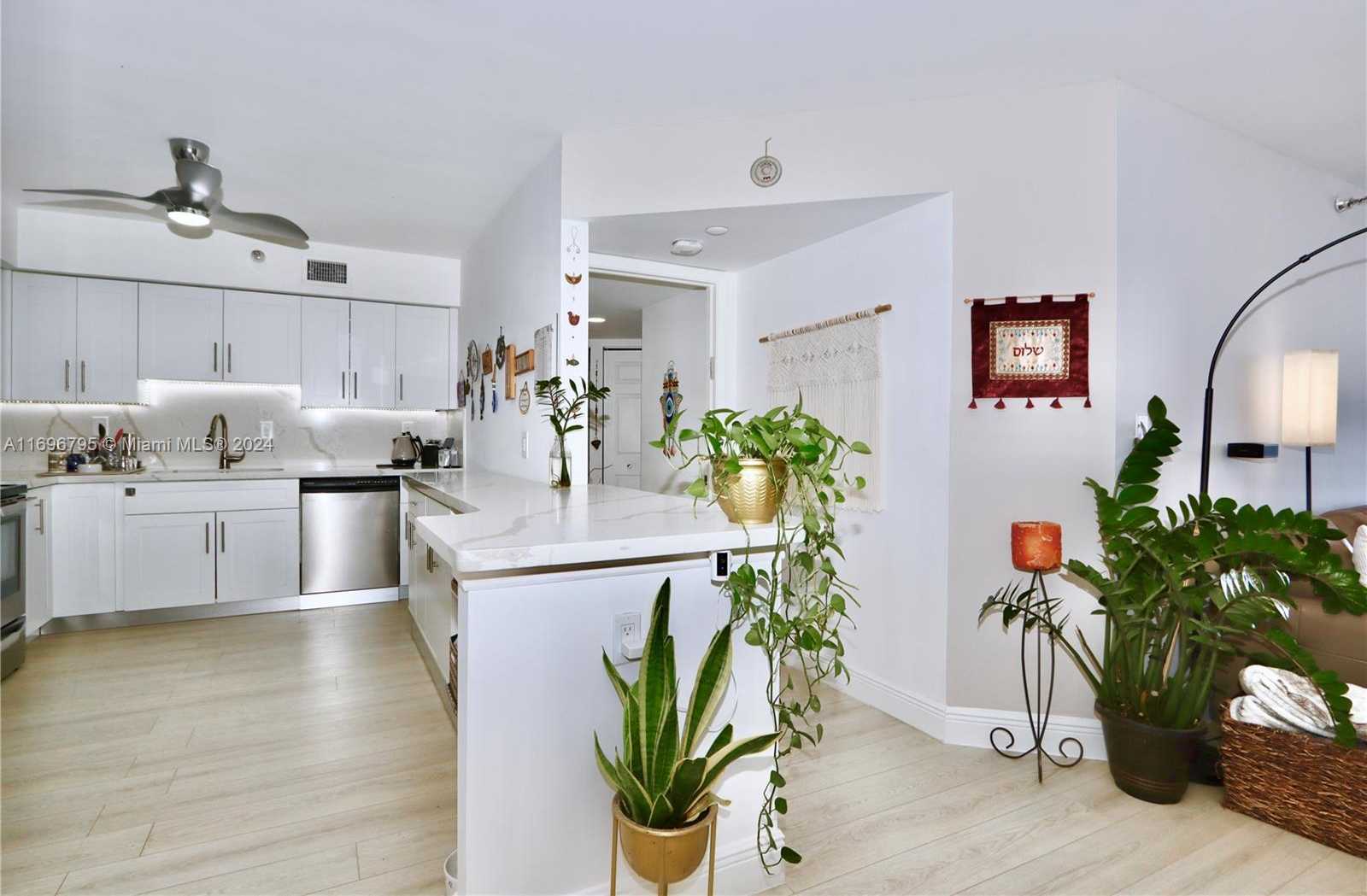 Small Image of 3530 MYSTIC POINTE DR #3008, Aventura Number 4