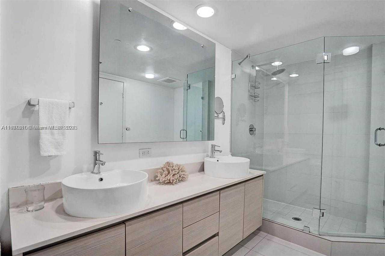 Small Image of 2600 E Hallandale Beach Blvd, Hallandale Beach, FL 33009, USA Number 15
