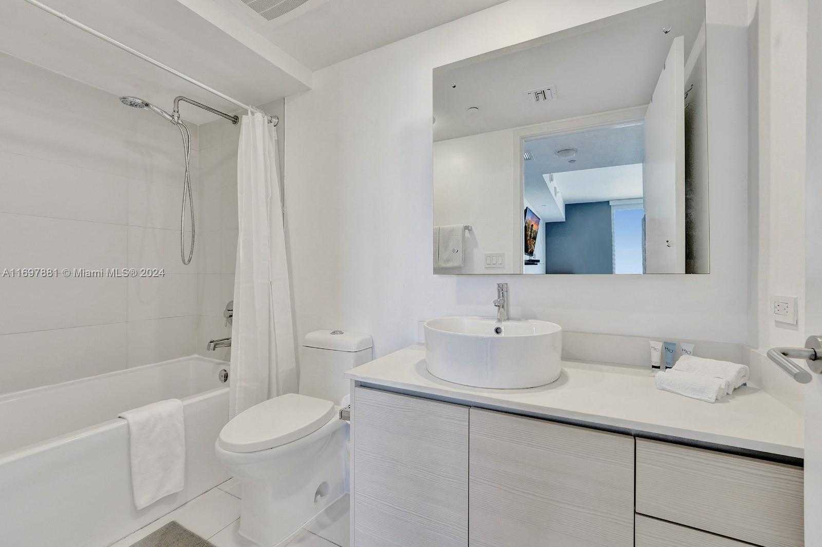 Small Image of 2600 E Hallandale Beach Blvd, Hallandale Beach, FL 33009, USA Number 17