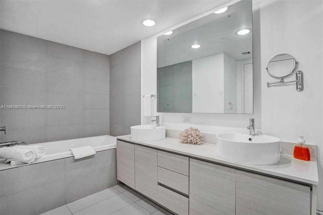 Small Image of 2600 E Hallandale Beach Blvd, Hallandale Beach, FL 33009, USA Number 18