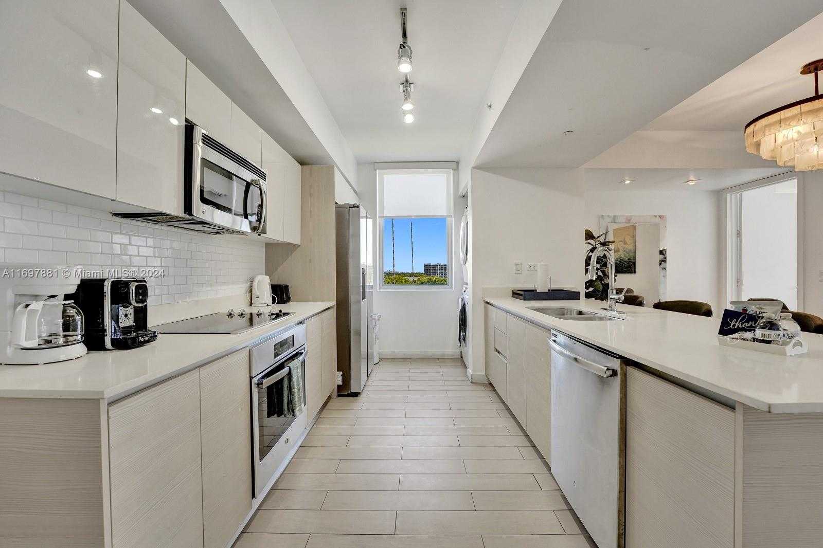 Small Image of 2600 E Hallandale Beach Blvd, Hallandale Beach, FL 33009, USA Number 4