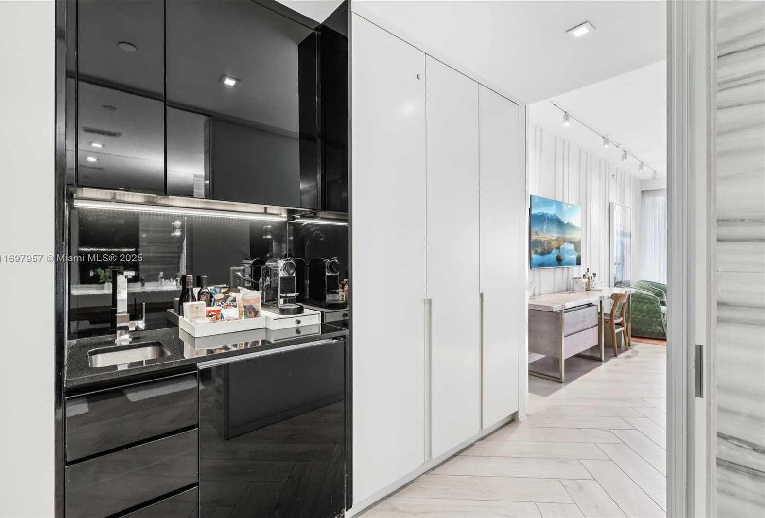 Small Image of 2201 COLLINS AVE #623, Miami Beach Number 3