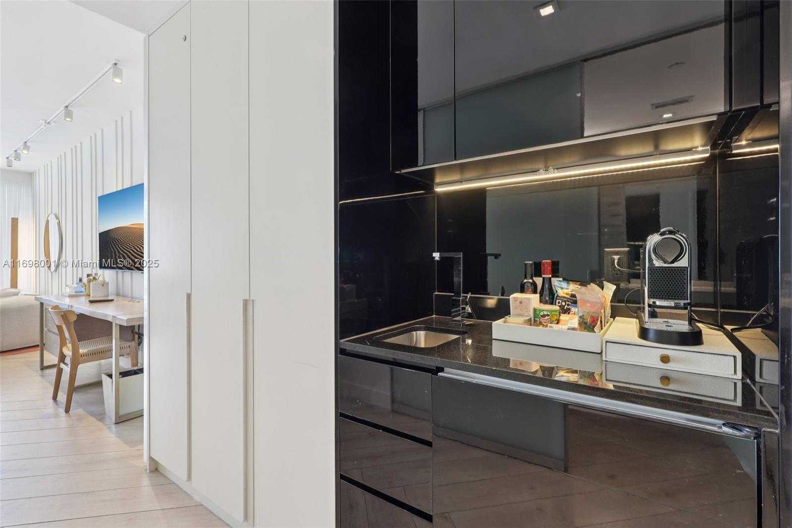Small Image of 2201 COLLINS AVE #1013, Miami Beach Number 4