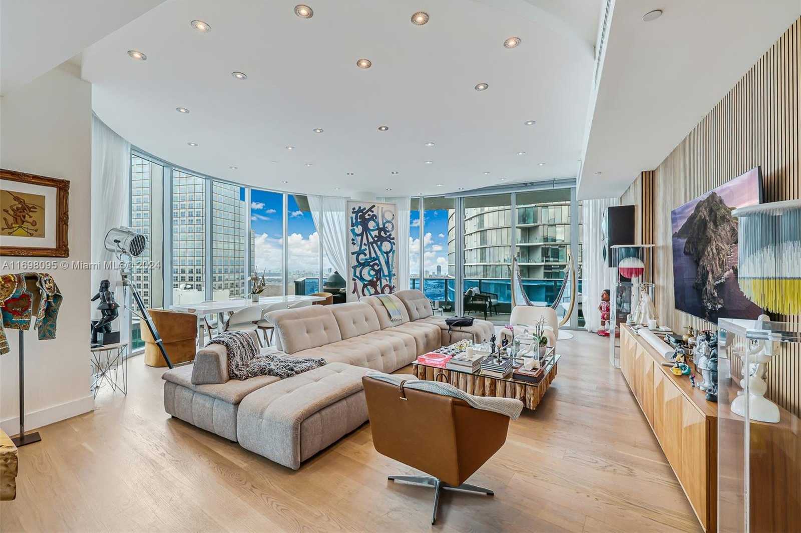 Small Image of 200 BISCAYNE BOULEVARD WAY #5301, Miami Number 3