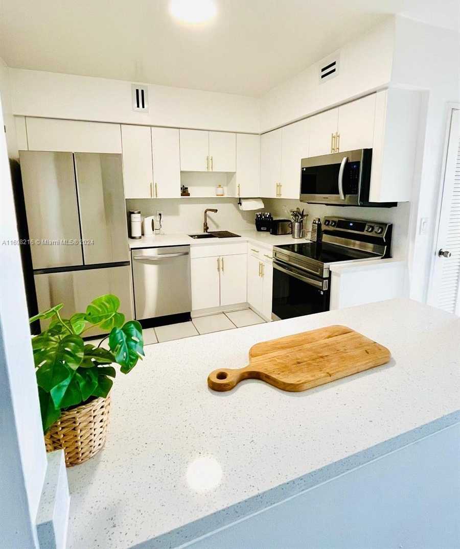 Small Image of 5700 COLLINS AVE #5B, Miami Beach Number 7