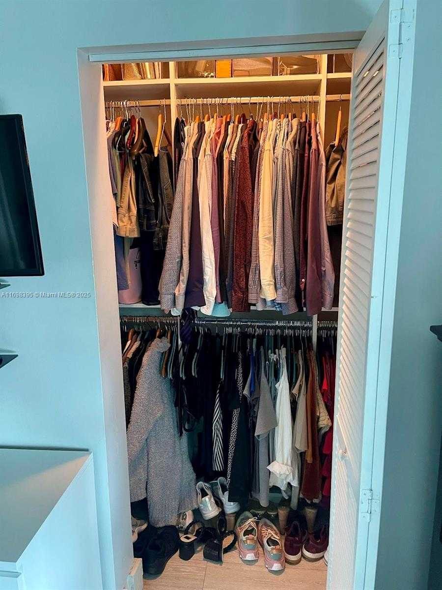 Small Image of 950 BRICKELL BAY DR #802, Miami Number 12