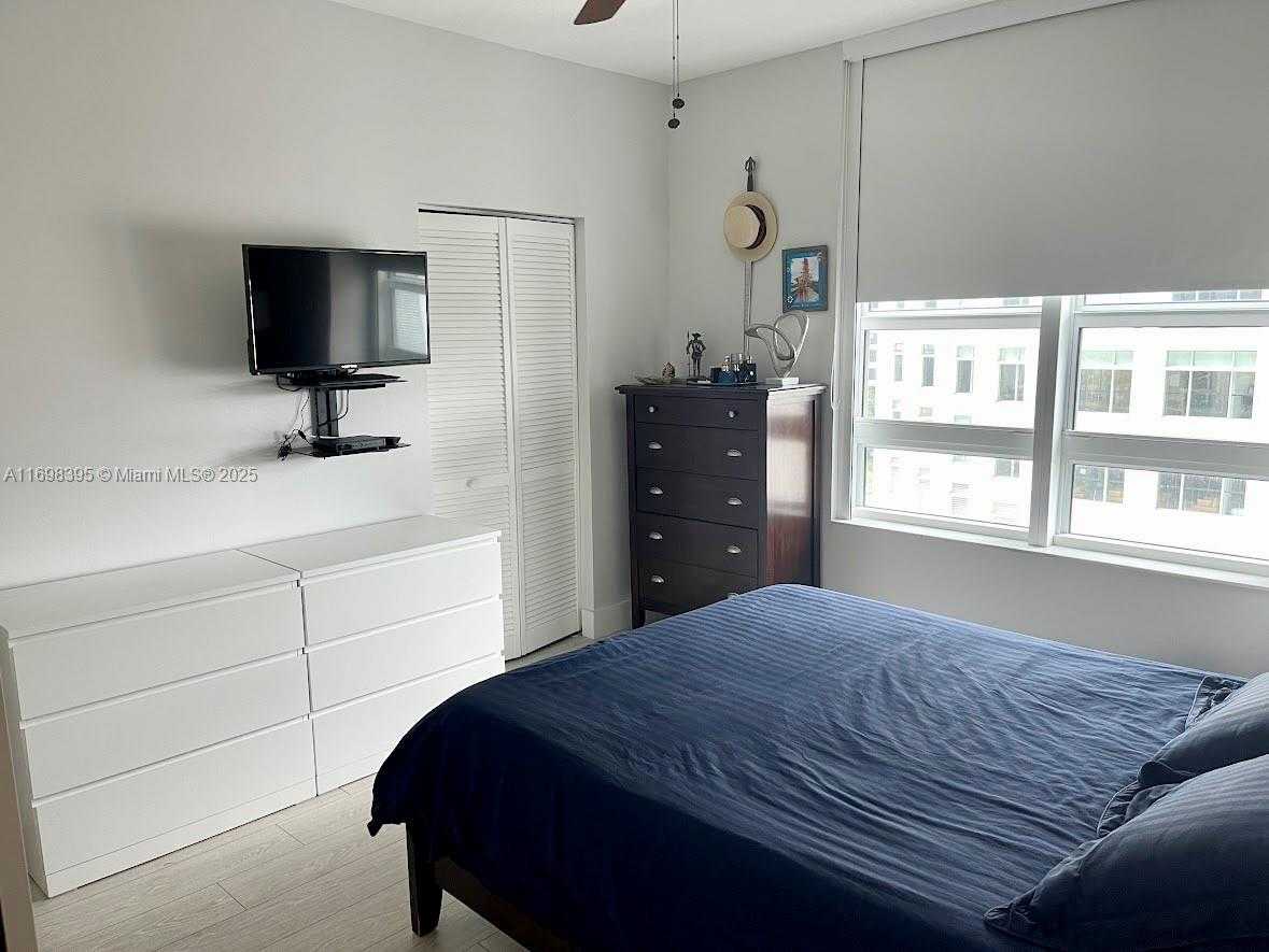Small Image of 950 BRICKELL BAY DR #802, Miami Number 16