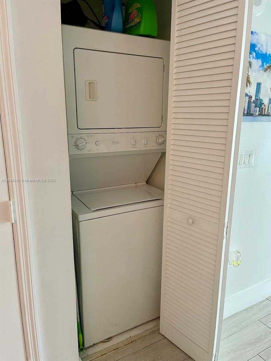 Small Image of 950 BRICKELL BAY DR #802, Miami Number 19