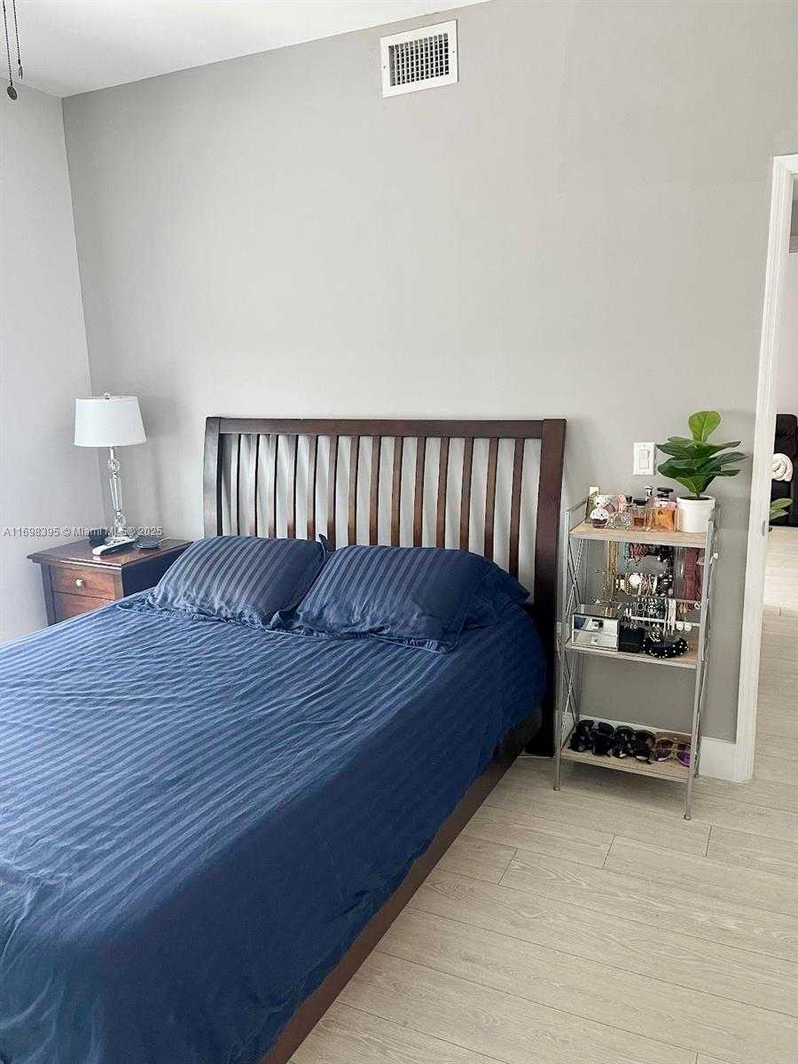 Small Image of 950 BRICKELL BAY DR #802, Miami Number 7