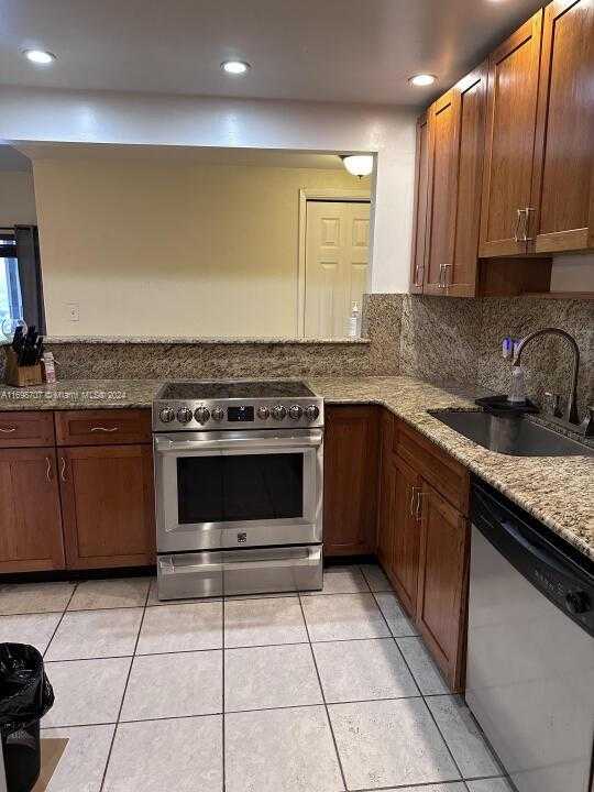 Small Image of 4400 HILLCREST DR #114B, Hollywood Number 2