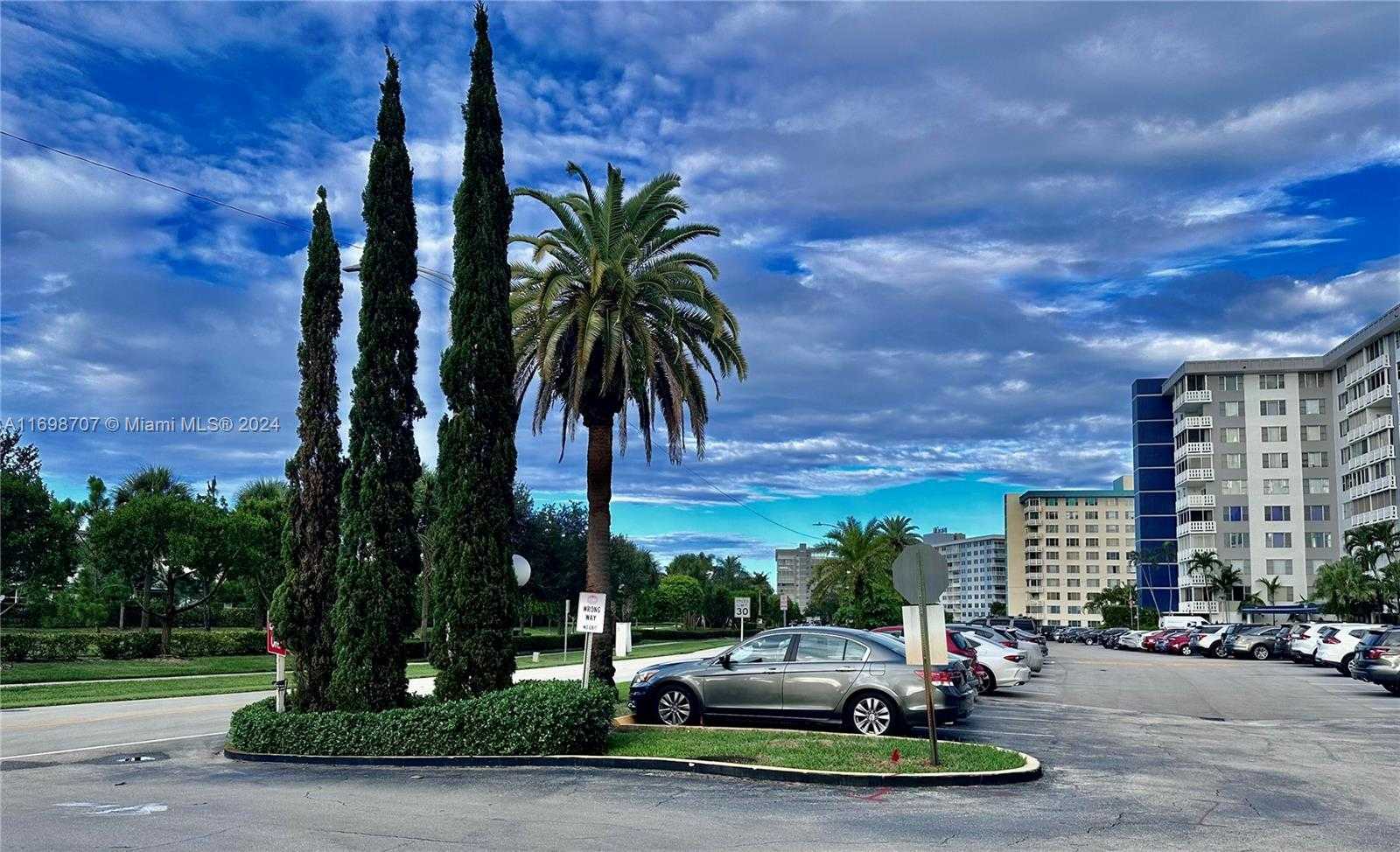 Small Image of 4400 HILLCREST DR #114B, Hollywood Number 20