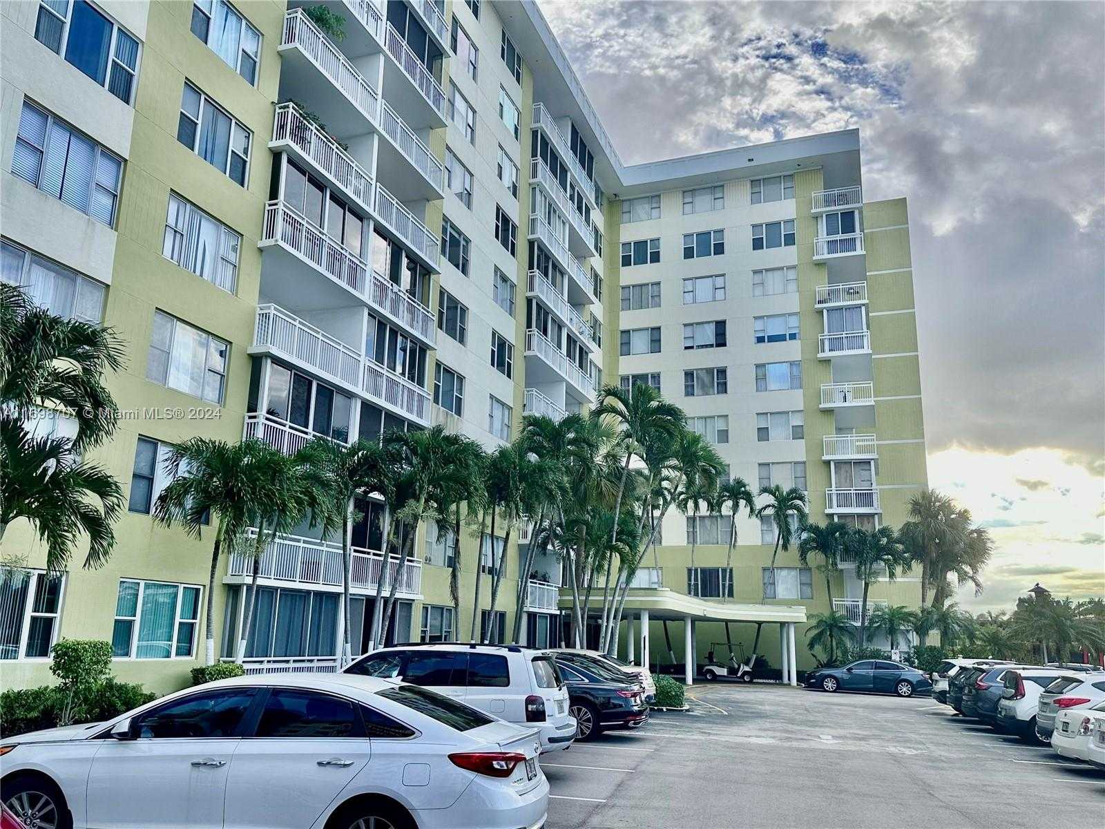 Small Image of 4400 HILLCREST DR #114B, Hollywood Number 24