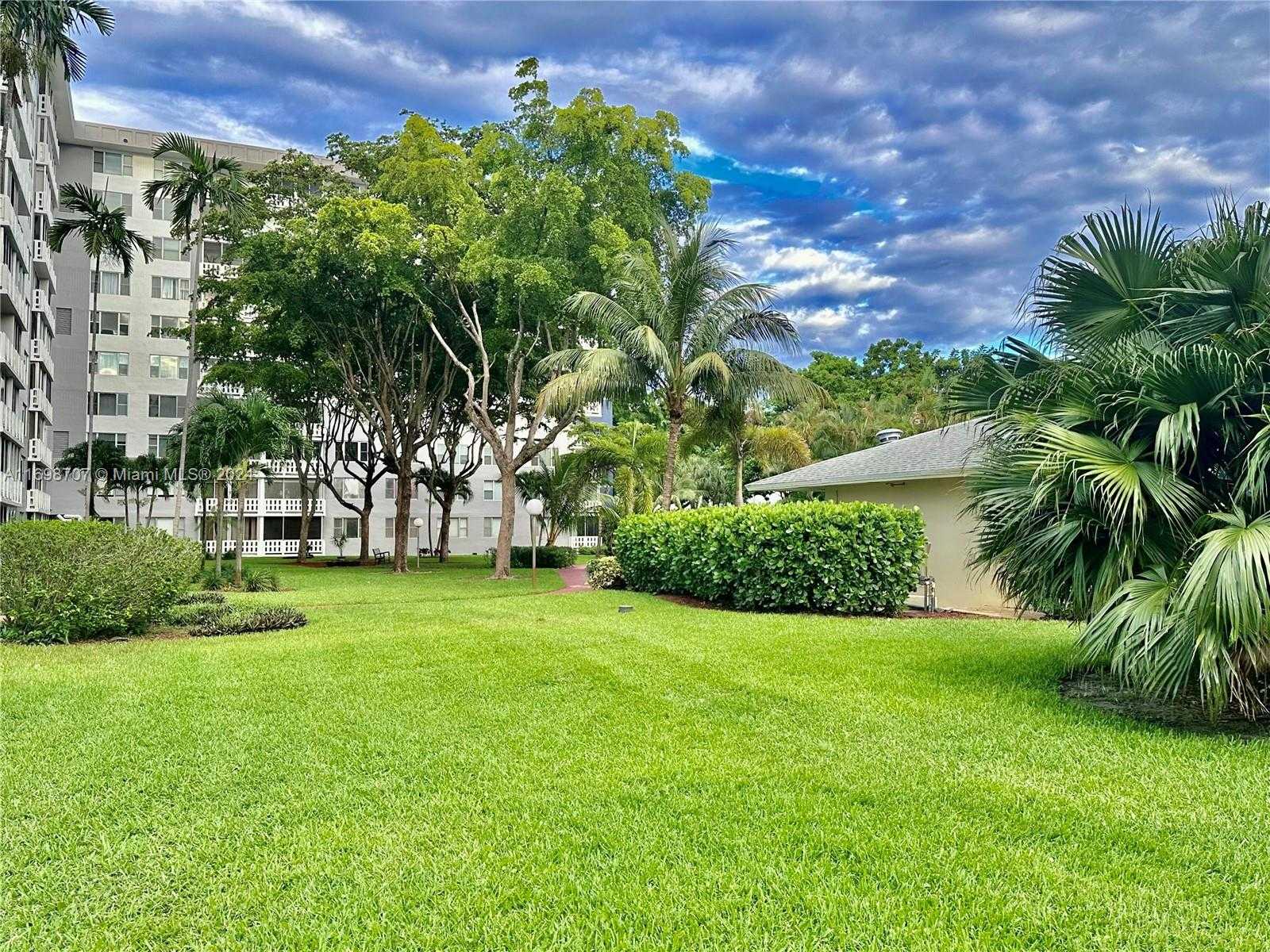 Small Image of 4400 HILLCREST DR #114B, Hollywood Number 26