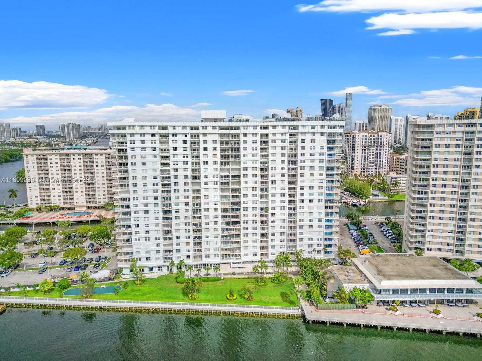 Small Image of 500 BAYVIEW DR #PH-21, Sunny Isles Beach Number 2