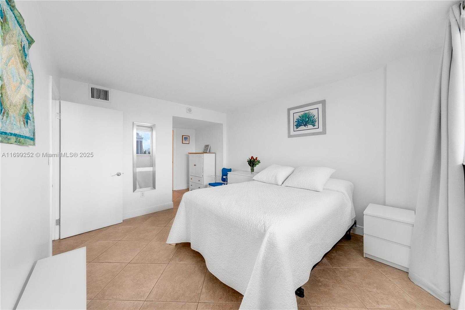 Small Image of 345 OCEAN DR #703, Miami Beach Number 15
