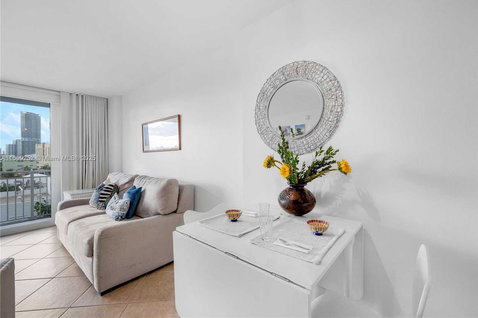 Small Image of 345 OCEAN DR #703, Miami Beach Number 4