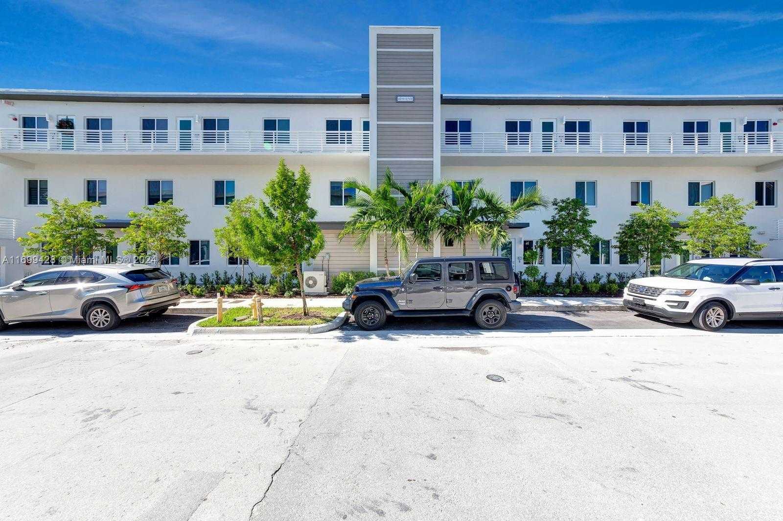 Small Image of 6420 NORTH WEST 102ND PATH #303, Doral Number 4