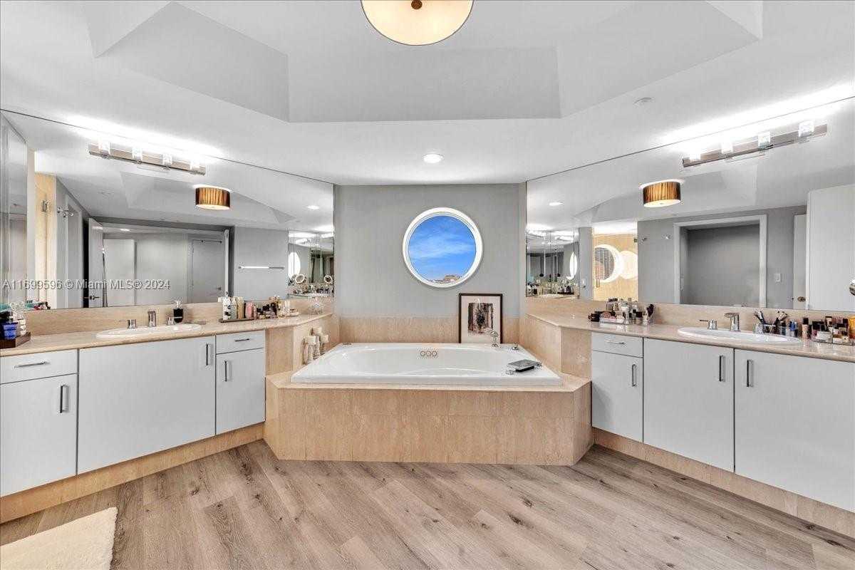 Small Image of 7000 ISLAND BLVD #1207, Aventura Number 31