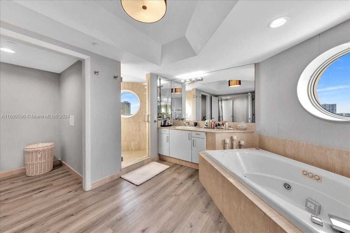 Small Image of 7000 ISLAND BLVD #1207, Aventura Number 32