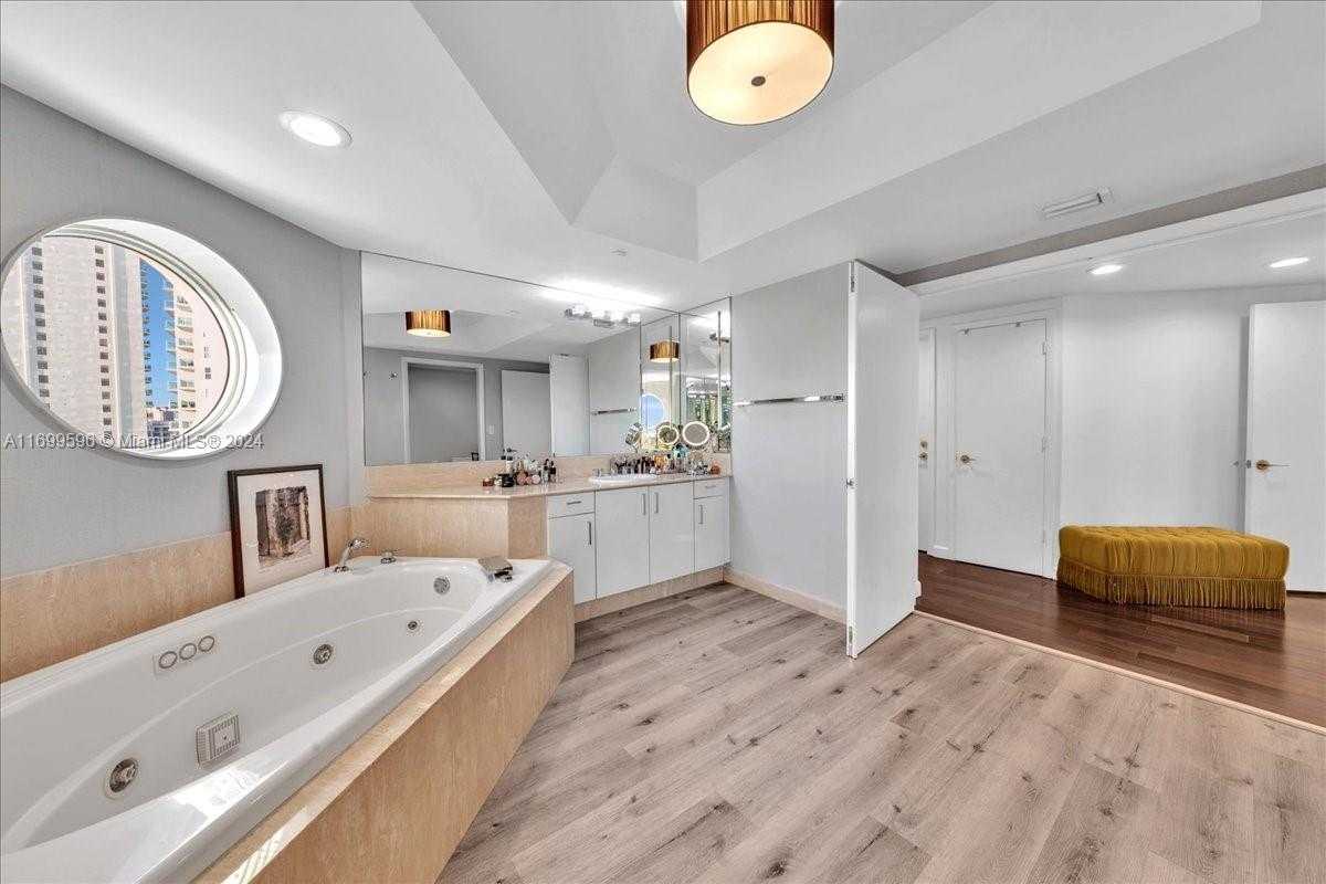 Small Image of 7000 ISLAND BLVD #1207, Aventura Number 34