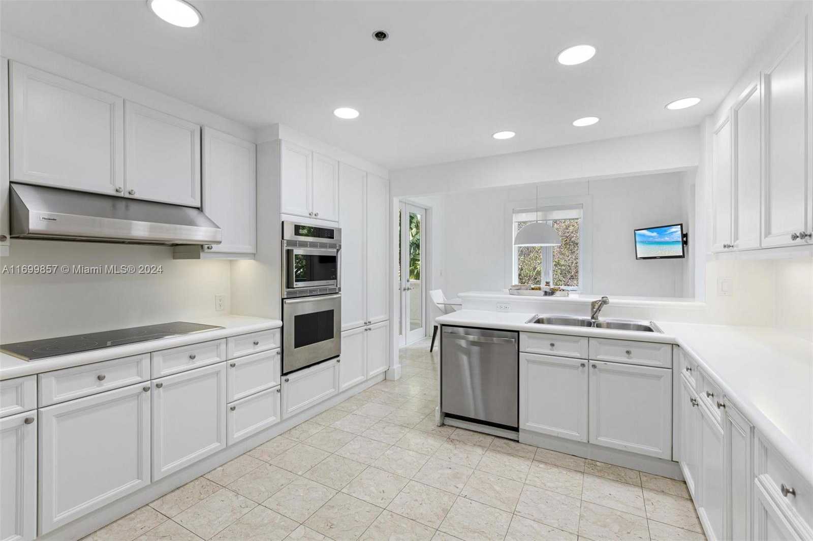 Small Image of 2021 FISHER ISLAND DR #2021, Miami Beach Number 14