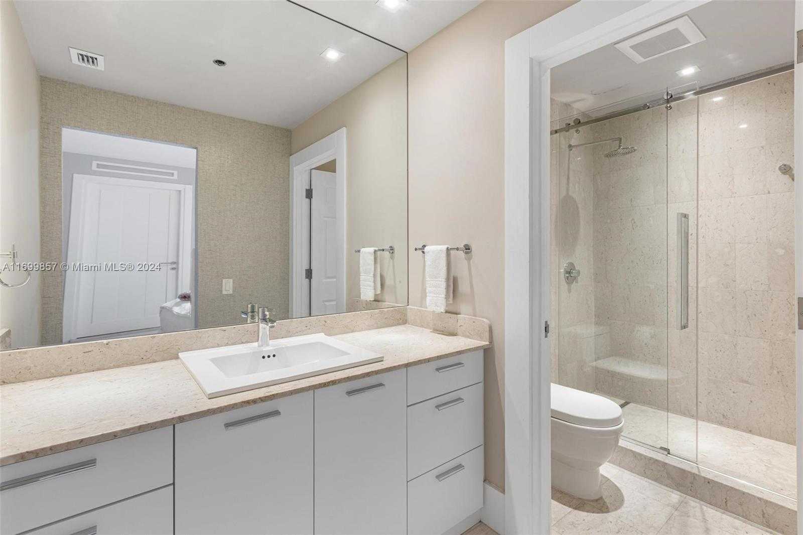 Small Image of 2021 FISHER ISLAND DR #2021, Miami Beach Number 30