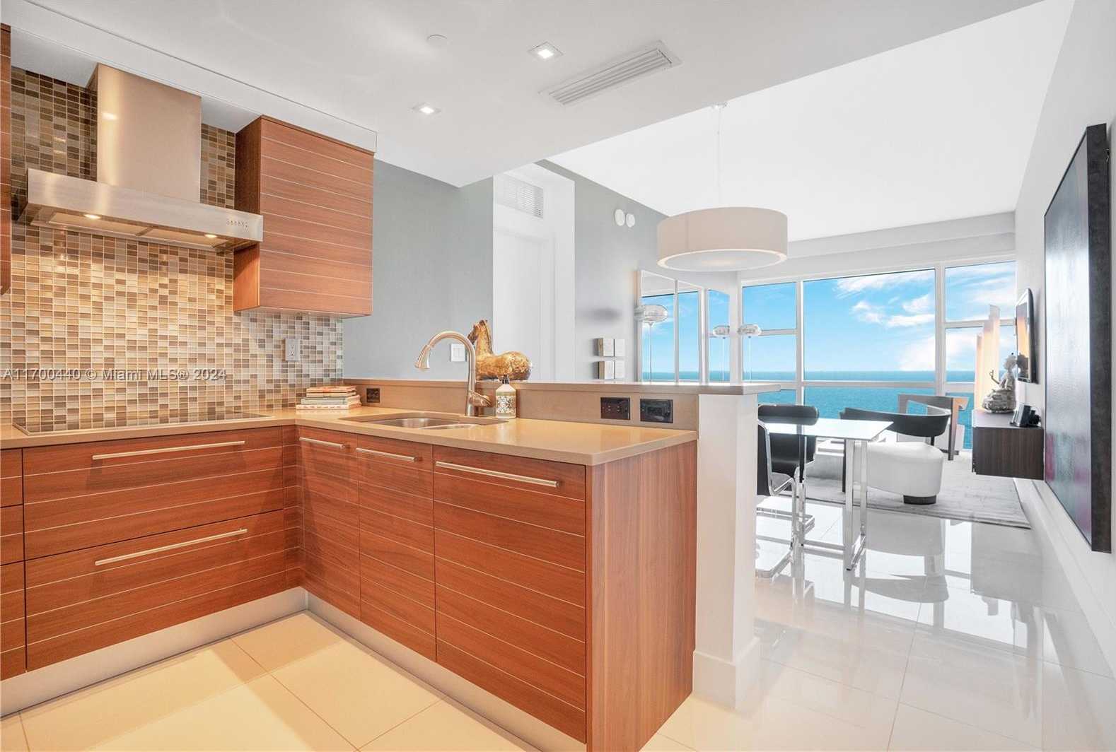 Small Image of 6801 COLLINS AVE #PH04, Miami Beach Number 16