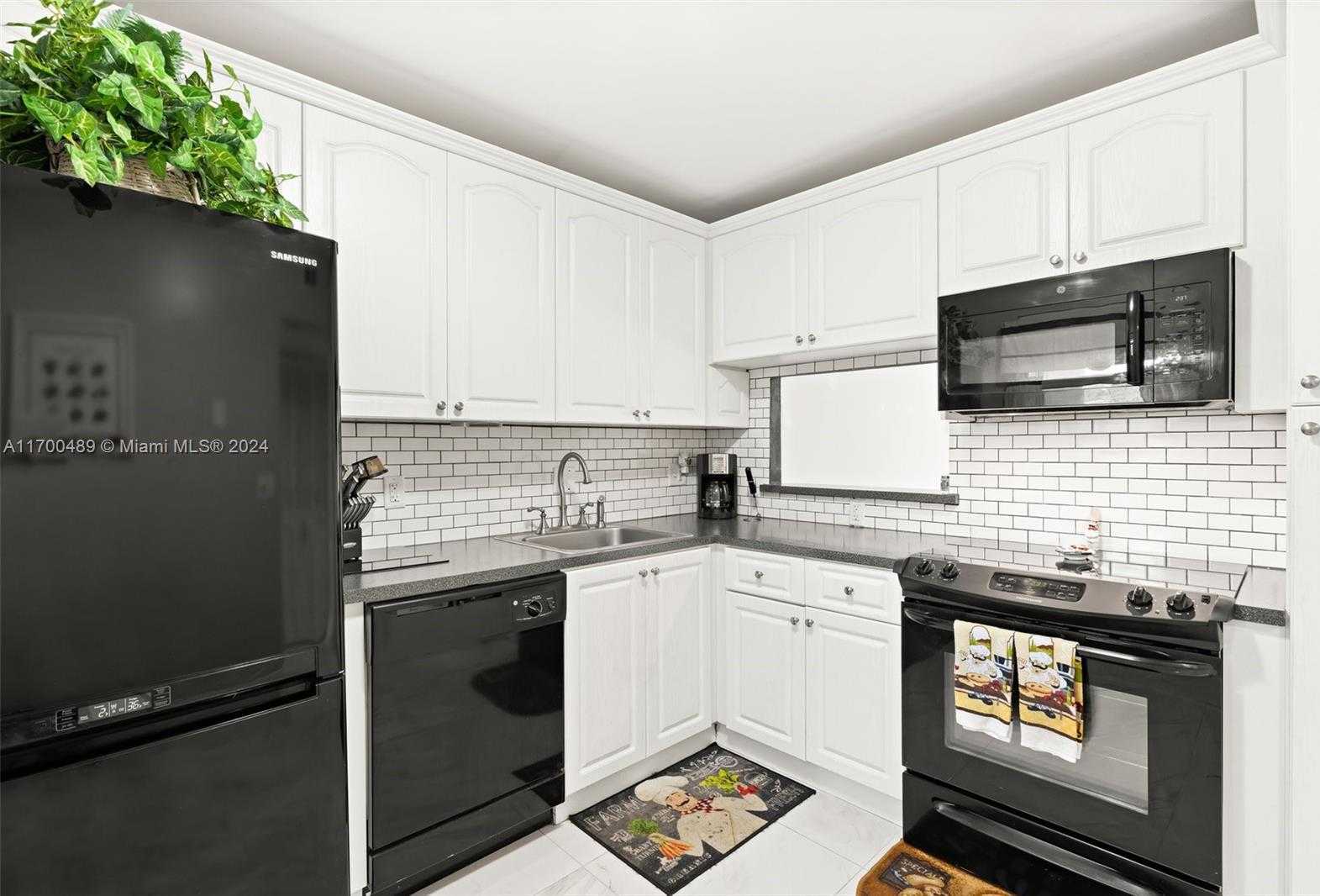 Small Image of 3130 HOLIDAY SPRINGS BLVD #308, Margate Number 4