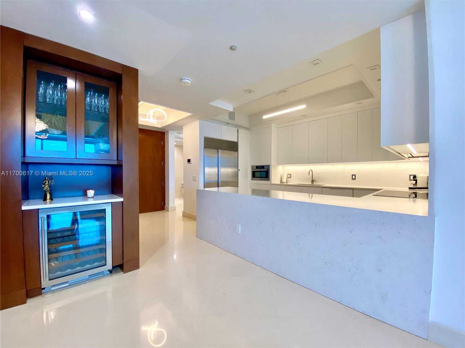 Small Image of 100 SOUTH POINTE DR #1207, Miami Beach Number 10