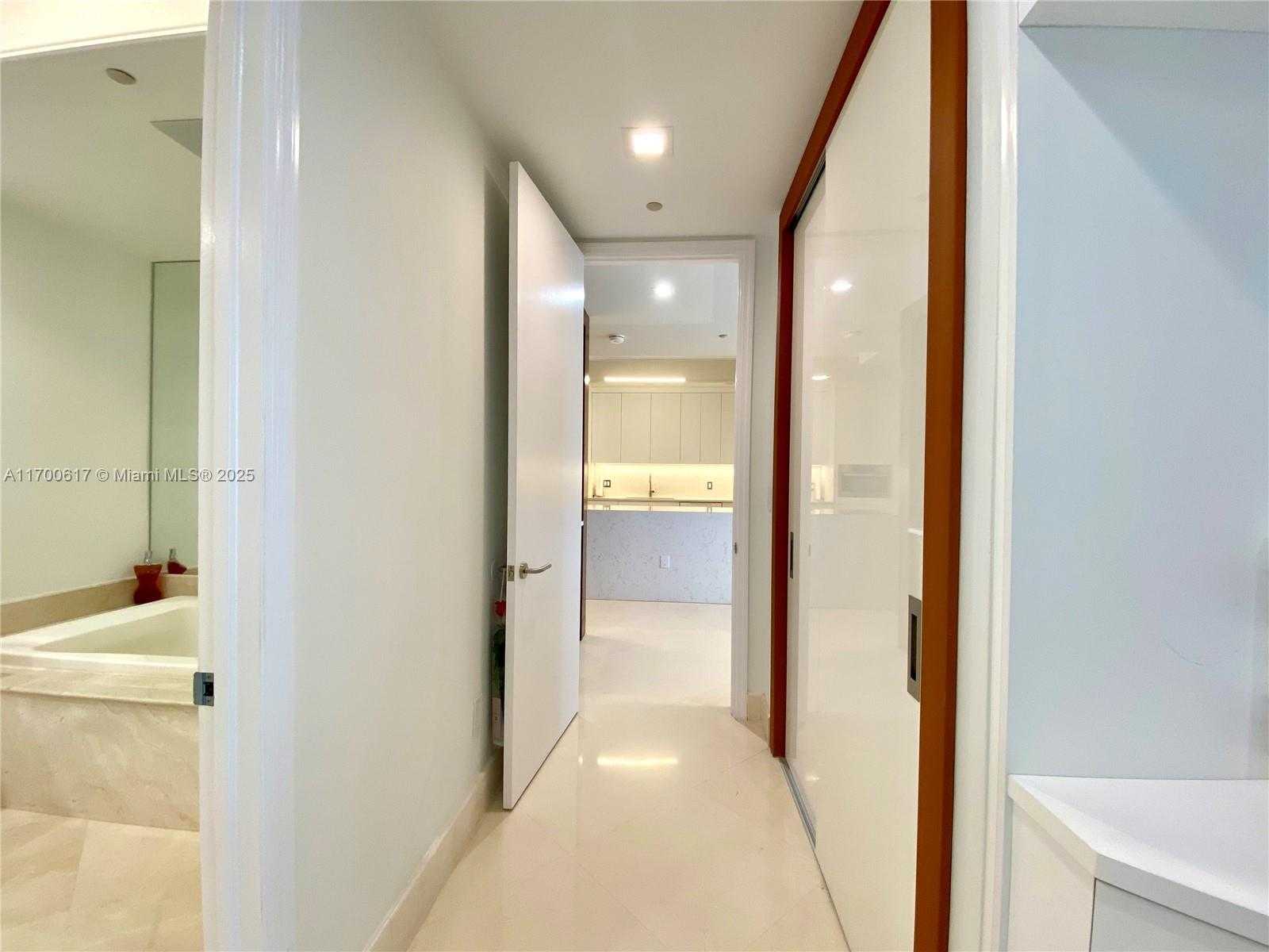 Small Image of 100 SOUTH POINTE DR #1207, Miami Beach Number 13