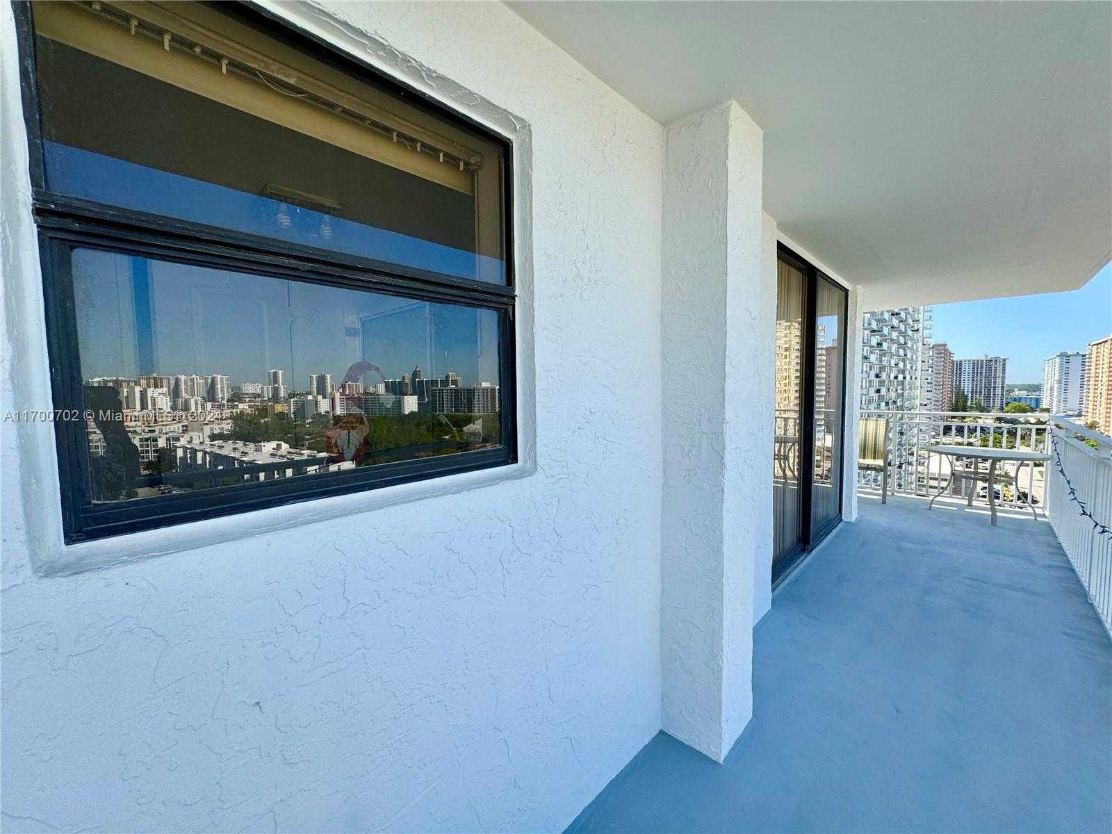 Small Image of 210 174th St, Sunny Isles Beach, FL 33160, USA Number 4
