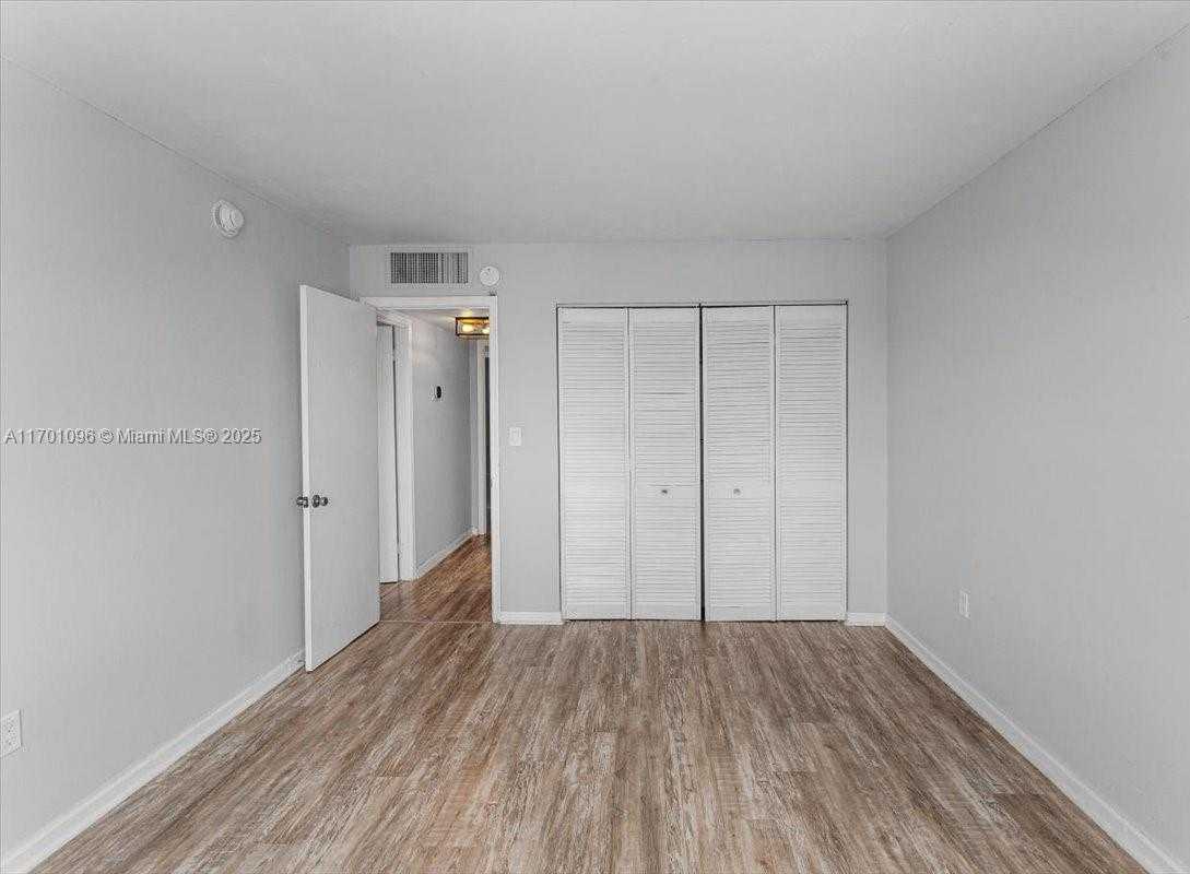 Small Image of 2016 BAY DR #208, Miami Beach Number 14