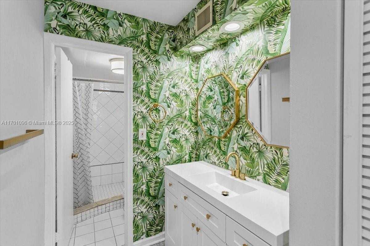 Small Image of 2016 BAY DR #208, Miami Beach Number 16