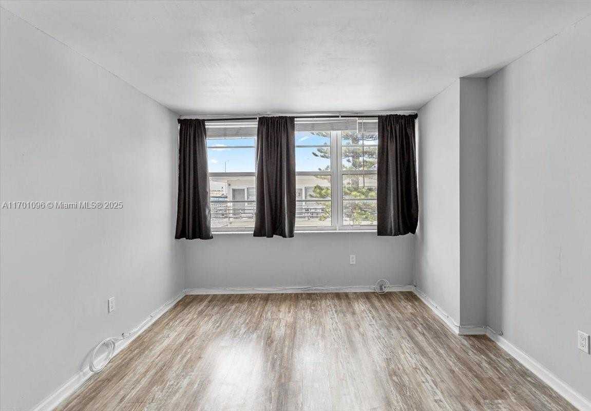 Small Image of 2016 BAY DR #208, Miami Beach Number 17