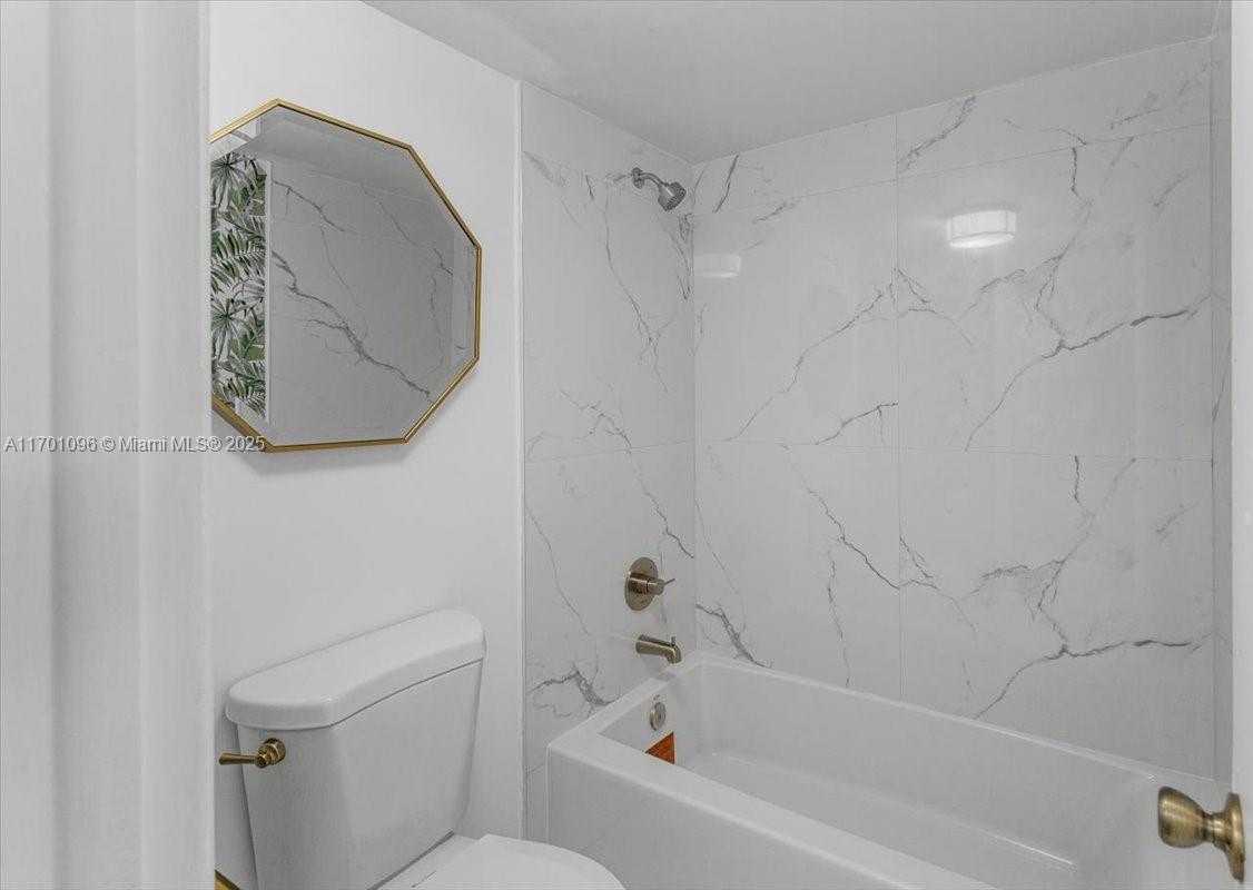 Small Image of 2016 BAY DR #208, Miami Beach Number 20