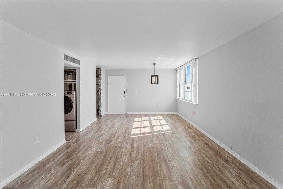 Small Image of 2016 BAY DR #208, Miami Beach Number 25
