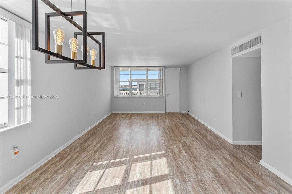 Small Image of 2016 BAY DR #208, Miami Beach Number 26
