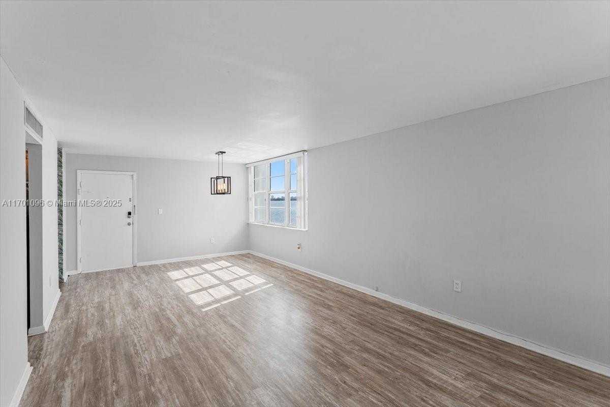 Small Image of 2016 BAY DR #208, Miami Beach Number 27