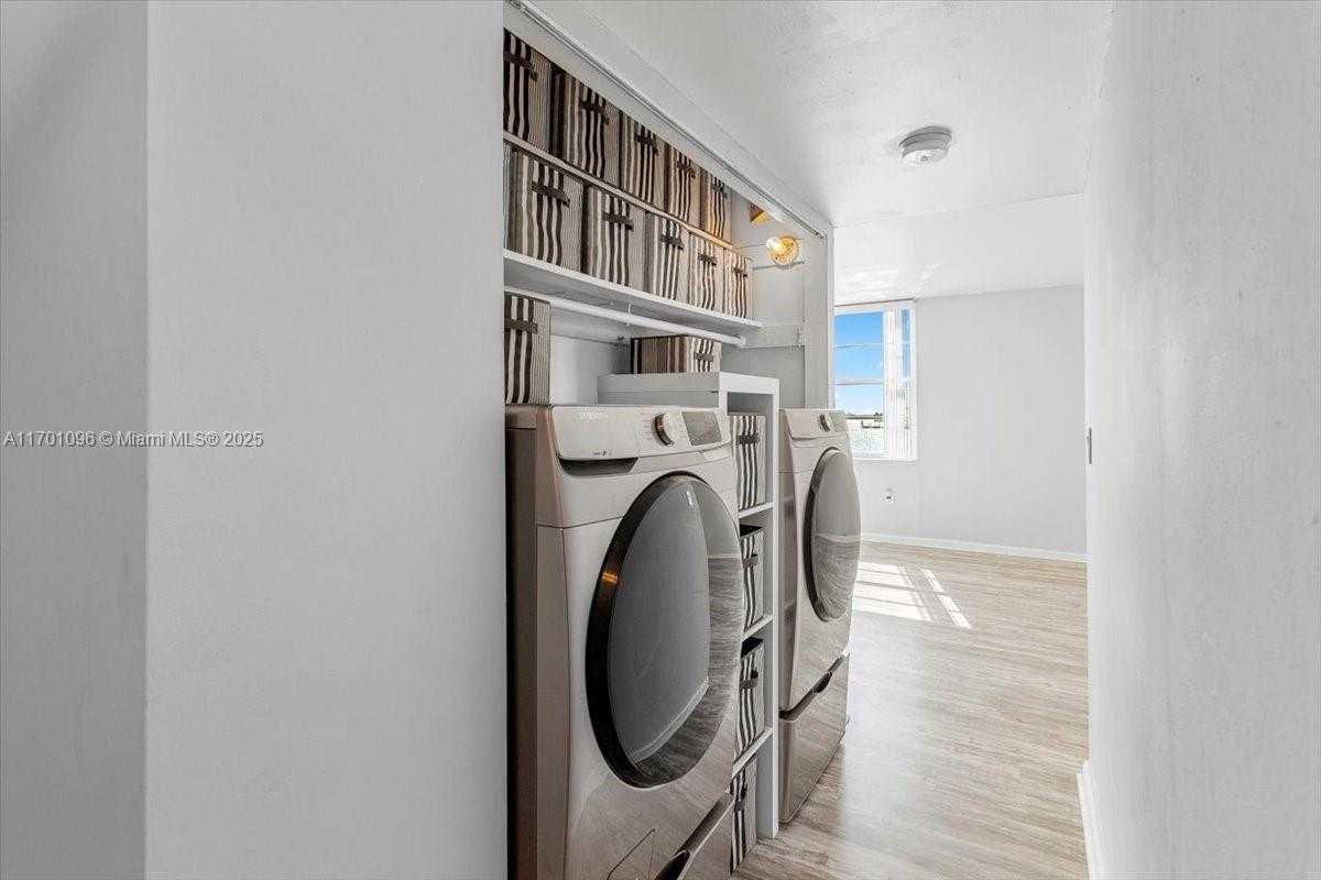 Small Image of 2016 BAY DR #208, Miami Beach Number 28
