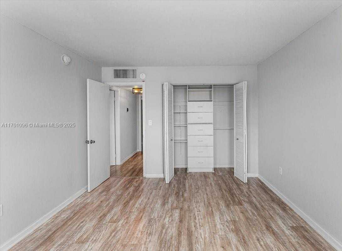 Small Image of 2016 BAY DR #208, Miami Beach Number 30