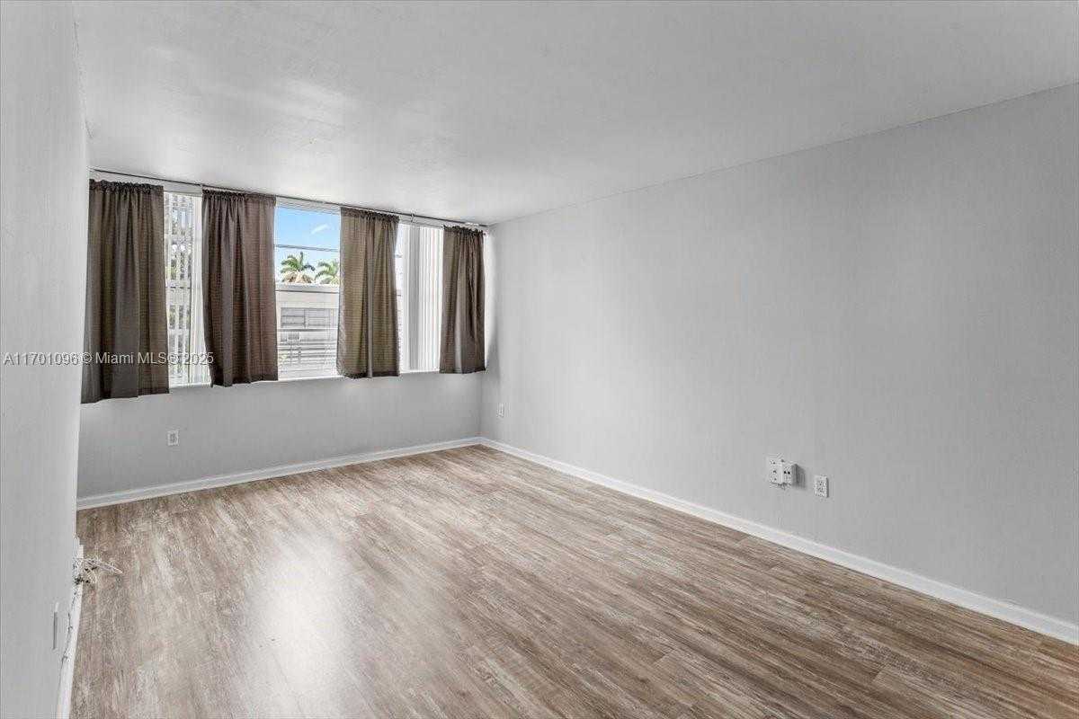 Small Image of 2016 BAY DR #208, Miami Beach Number 31