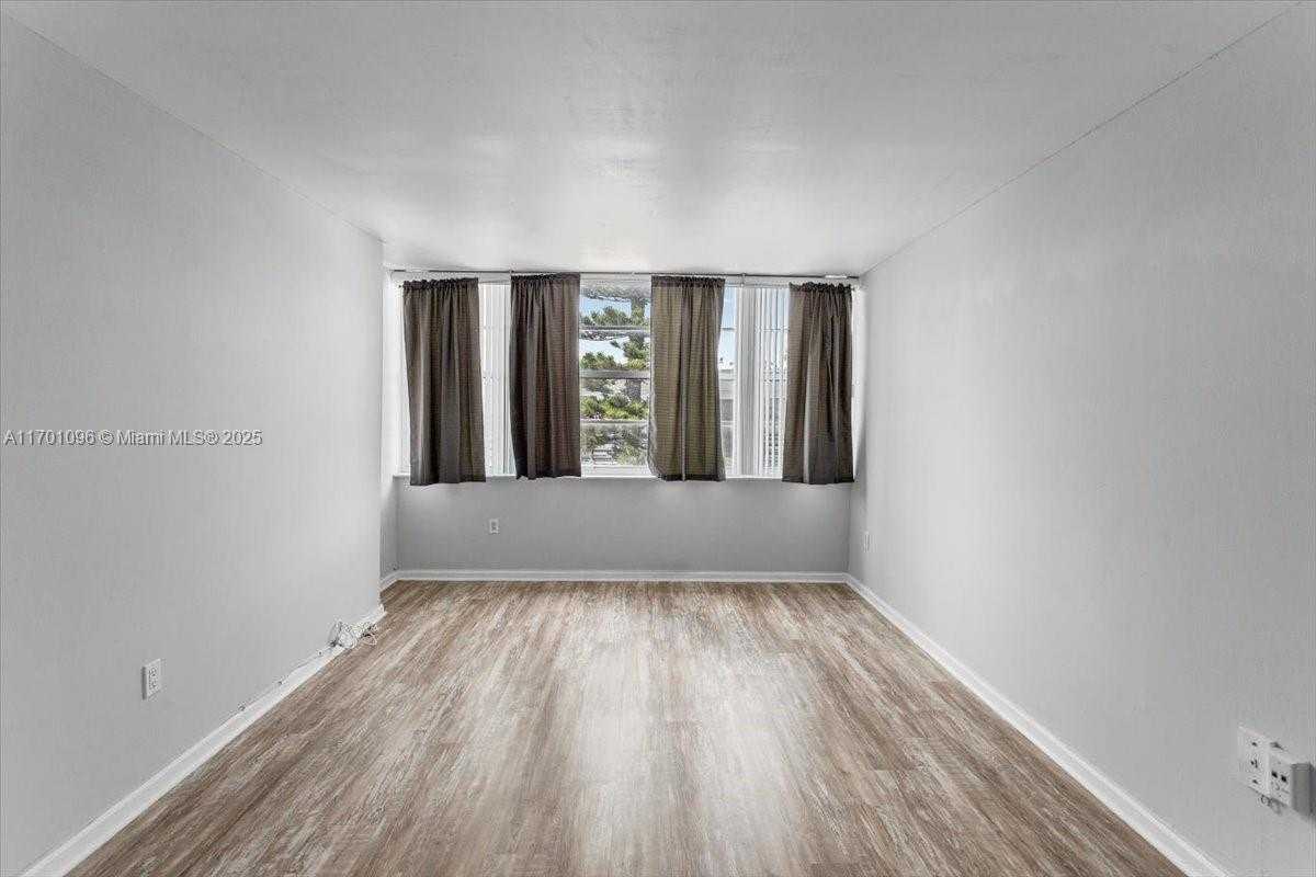 Small Image of 2016 BAY DR #208, Miami Beach Number 32
