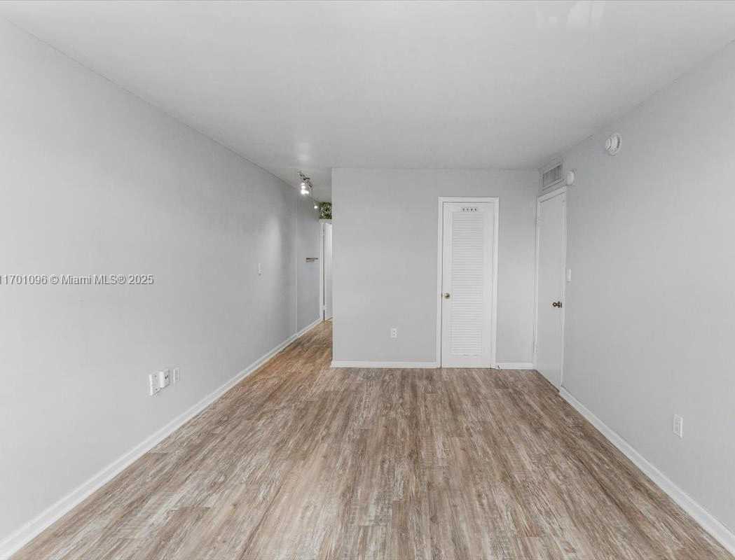 Small Image of 2016 BAY DR #208, Miami Beach Number 33