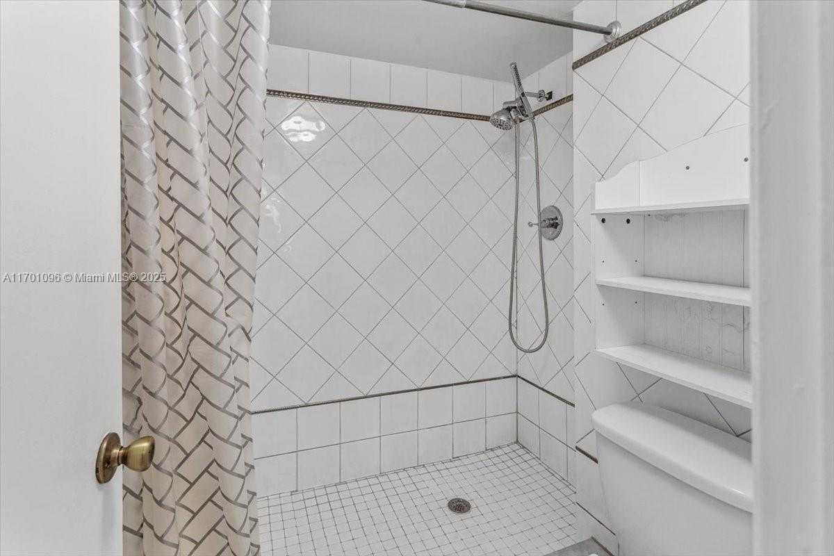 Small Image of 2016 BAY DR #208, Miami Beach Number 38
