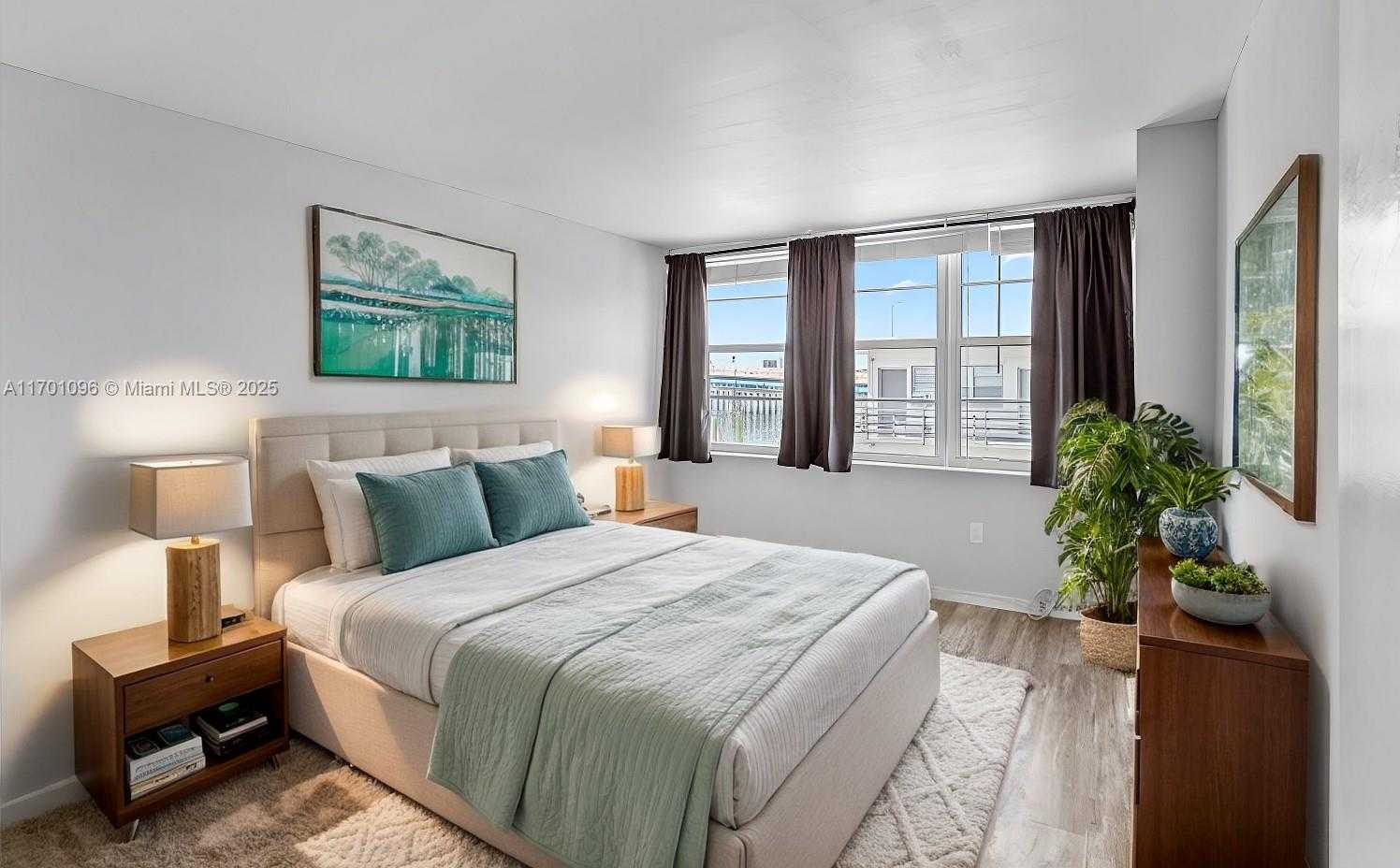 Small Image of 2016 BAY DR #208, Miami Beach Number 4