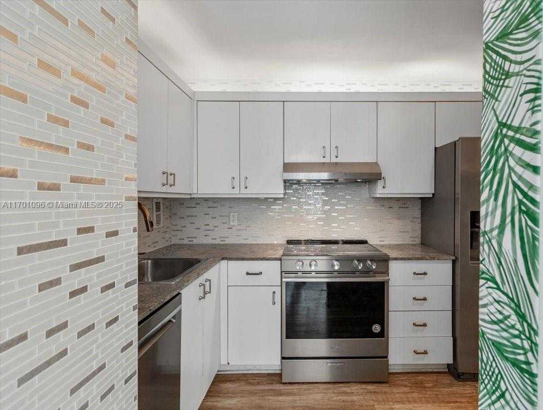 Small Image of 2016 BAY DR #208, Miami Beach Number 6